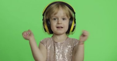 Parlak elbiseli ve kulaklıklı kız müzik ve dans dinliyor. Renk Anahtarı