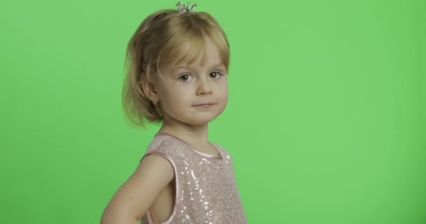 Дівчина в глянсовому одязі танцює. Щасливі Чотирирічна дитина. Клавіша "кольоровості" — стокове відео