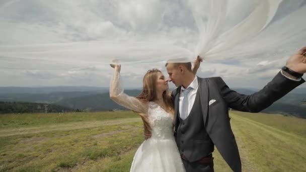Vőlegény a menyasszony jól érzik magukat a hegyi dombok. Esküvői pár. Boldog család — Stock videók