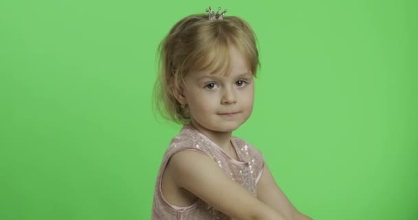Mädchen im Hochglanzkleid tanzen. glückliches vierjähriges Kind. Chroma-Schlüssel — Stockvideo