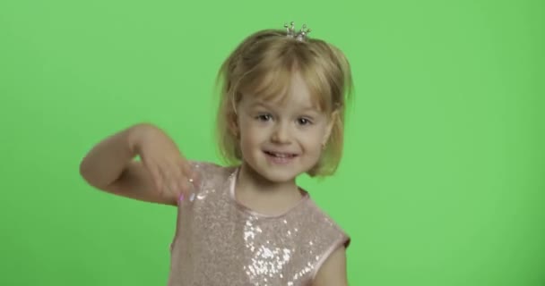 Chica en vestido brillante bailando. Feliz niño de cuatro años. Clave de croma — Vídeos de Stock