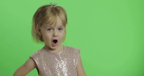 Chica en vestido brillante bailando. Feliz niño de cuatro años. Clave de croma — Vídeos de Stock