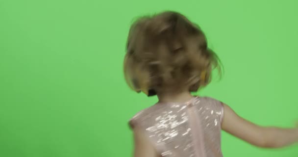 光沢のあるドレスとヘッドフォンの女の子は、音楽やダンスを聴いています。クロマキー — ストック動画