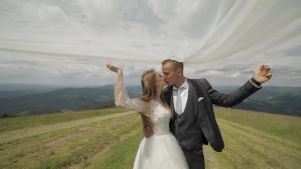 Наречений з нареченою розважається на гірських пагорбах. Весільна пара. Щаслива сім'я — стокове відео