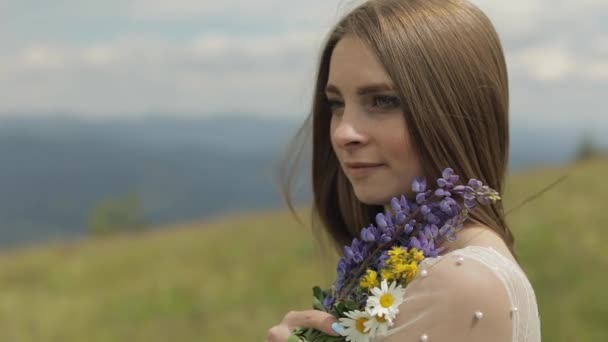 Close up shot of brides face. Bride in wedding dress stay with bouquet — Stock Video