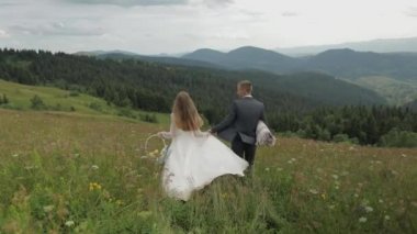 Gelin ile damat bir dağ tepelerde piknik için gidin. Düğün çifti. Aile