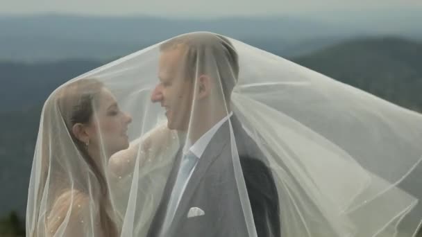 Bruidegom met bruid plezier hebben op een berg heuvels. Bruiloft paar. Gelukkige familie — Stockvideo