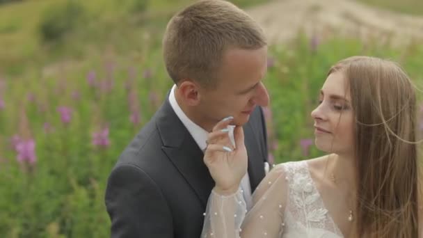 Vőlegény a menyasszony együtt egy Glade virágok. Esküvői pár. Boldog család — Stock videók