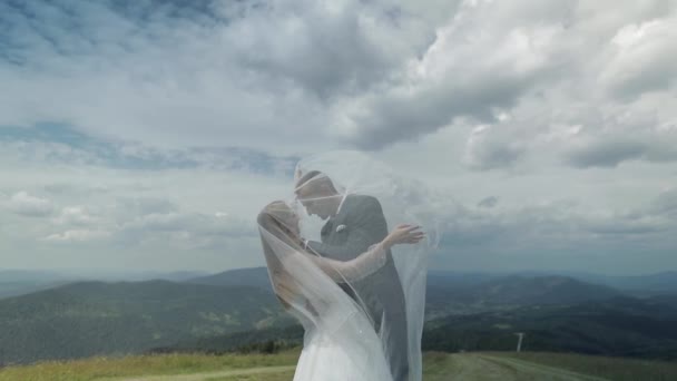 Ženich s nevěstou se baví na horských kopcích. Svatební pár. Šťastná rodina — Stock video