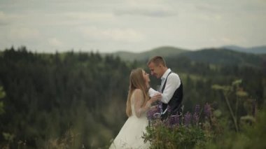 Gelinli damat dağ tepelerinde şampanya içer. Düğün çifti. Aile