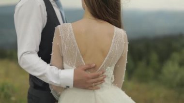 Damat, gelinleri dağ tepelerine doğru okşar. Düğün çift