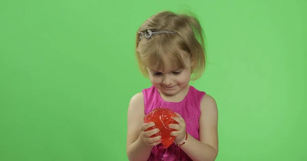 Gyermek birtoklás móka gyártás piros iszap. Gyerek játszik a kézzel készített játék iszap — Stock Fotó