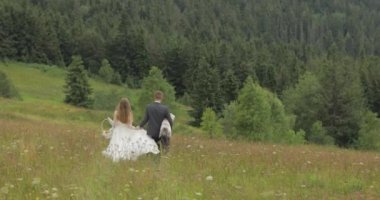 Gelin ile damat bir dağ tepelerde piknik için gidin. Düğün çifti. Aile