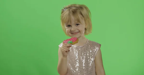 Mädchen im Hochglanzkleid mit Plätzchen in Erdbeerform. Chroma-Schlüssel — Stockfoto