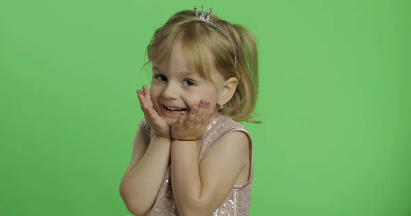 Parlak elbiseli kız. Mutlu dört yaşında çocuk. Renk Anahtarı — Stok fotoğraf