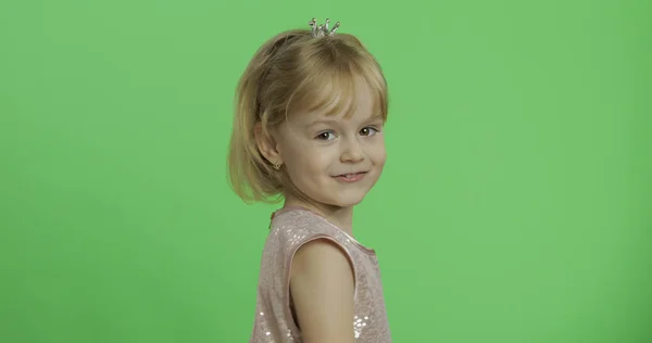 Parlak elbiseli kız. Mutlu dört yaşında çocuk. Renk Anahtarı — Stok fotoğraf