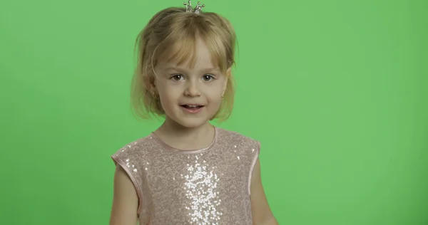 Chica con vestido brillante. Feliz niño de cuatro años. Clave de croma —  Fotos de Stock