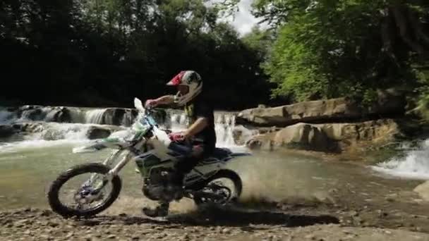 Болехов, Украина - 12 июля 2019 года: Экстремальный мотоциклист едет у реки — стоковое видео