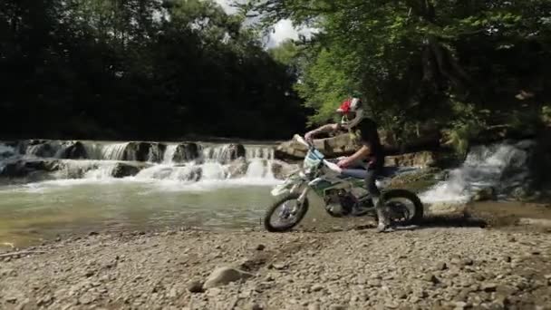 Bolechov, Ucraina - 12 luglio 2019: Motociclista estremo cavalca vicino al fiume — Video Stock