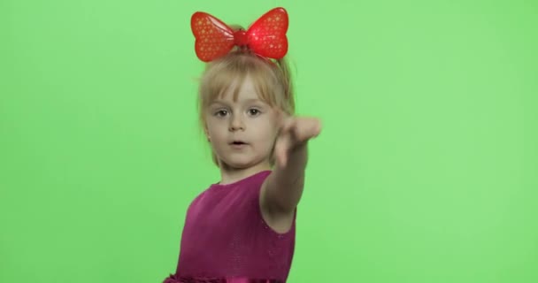 Mädchen in lila Kleid tanzt und zeigt einen Finger nach vorne. Glückskind. Chroma-Schlüssel — Stockvideo
