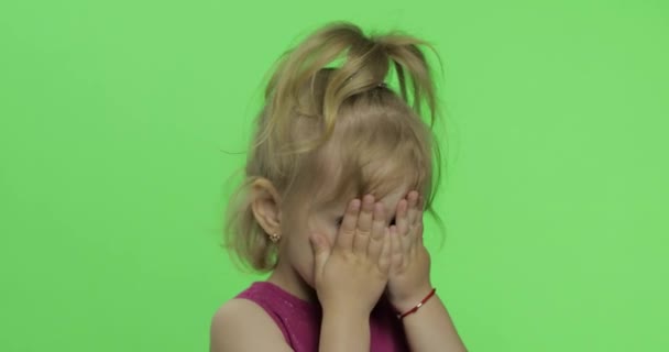 Retrato infantil en vestido morado. Oculta su cara con las manos y los escultores. Clave de croma — Vídeo de stock