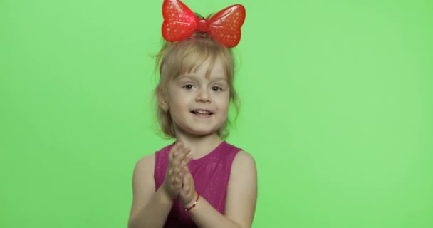 Chica en vestido morado bailando y aplausos en sus manos. Feliz niña. Clave de croma — Vídeo de stock