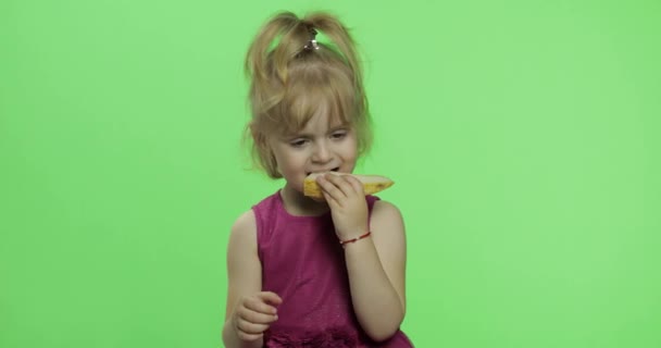 Menina de vestido roxo comendo melão. Criança feliz de quatro anos. Chave Chroma — Vídeo de Stock