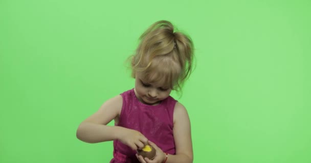 Flicka i lila klänning med choklad ägg. Happy fyra år gammalt barn. Chroma Key — Stockvideo