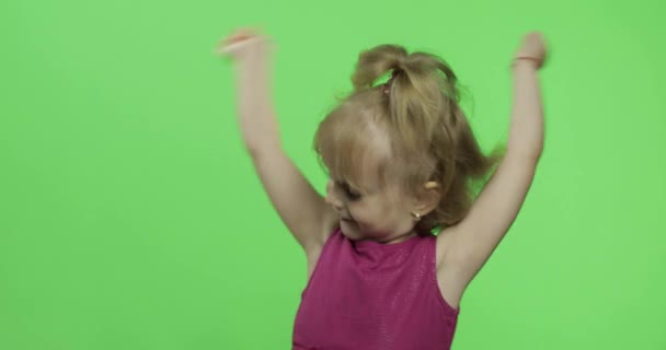 紫色のドレスを着た女の子が踊ってる幸せな4歳の子供。クロマキー — ストック動画