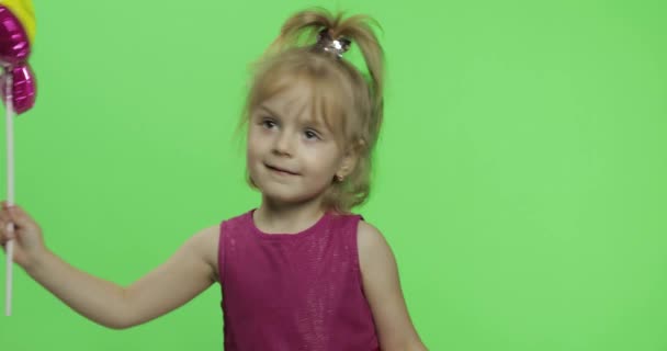 女の子は花の形で風船を持っています。幸せな4歳の女の子。クロマキー — ストック動画