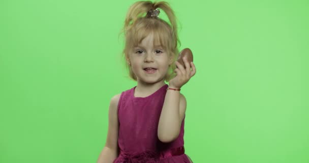 초콜릿 달걀 보라색 드레스소녀. 행복한 네 살 짜리 아이. 크로마 키 — 비디오