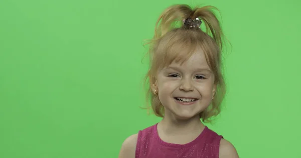 Dětský portrét v fialových šatech. Šťastná čtyřletá dívka se směje. Klíč Chroma — Stock fotografie