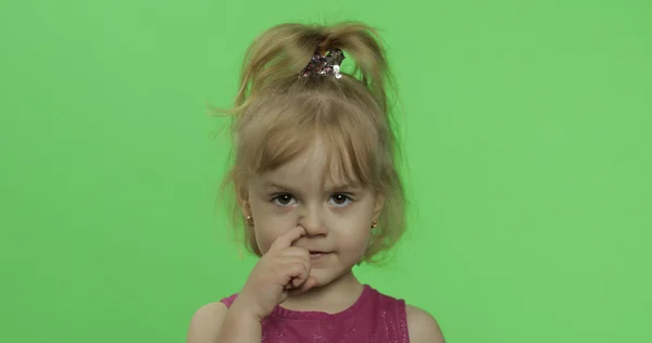 Retrato infantil en vestido morado. Una chica escogiendo nariz. Clave de croma — Foto de Stock