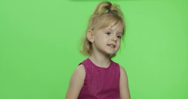 Chica en vestido púrpura dice algo. Feliz niño de cuatro años. Clave de croma — Vídeos de Stock