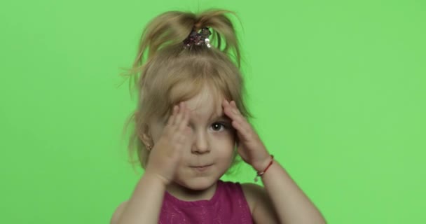 Kind portret in paarse jurk. Verbergt haar gezicht met handen en sculps. Chroma Key — Stockvideo