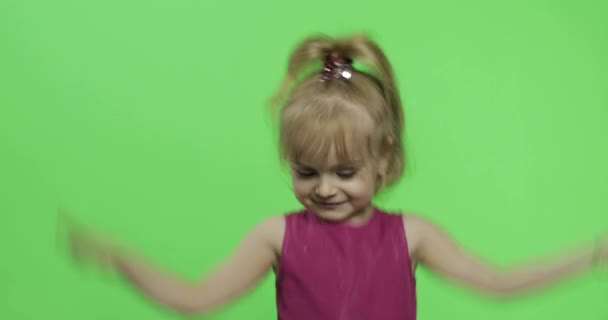 Meisje in paarse jurk dansen. Gelukkig vier jaar oud kind. Chroma Key — Stockvideo