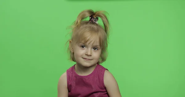 Chica positiva mirando a una cámara en vestido púrpura. Feliz niña. Clave de croma —  Fotos de Stock