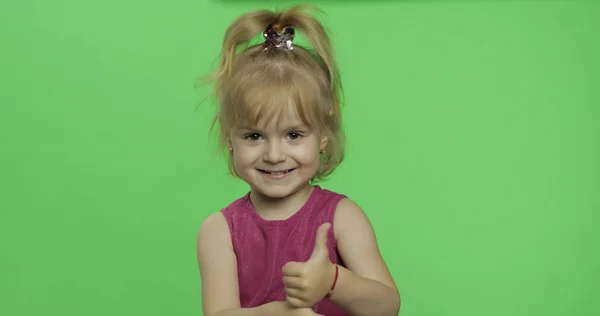 Menina positiva olhando para uma câmera em vestido roxo. Polegares para cima. Chave Chroma — Fotografia de Stock