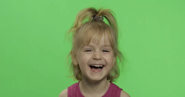 Dětský portrét v fialových šatech. Šťastná čtyřletá dívka se směje. Klíč Chroma — Stock fotografie