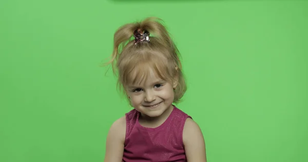 Chica positiva mirando a una cámara en vestido púrpura. Feliz niña. Clave de croma —  Fotos de Stock