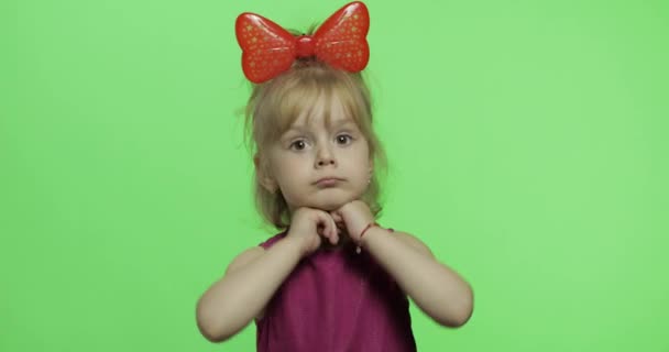 紫色のドレスを着た女の子が踊り、前方に指を示しています。幸せな子供だクロマキー — ストック動画
