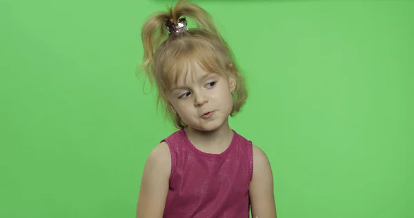 Menina loira positiva em vestido roxo. Criança loira bonita. Chave Chroma — Fotografia de Stock