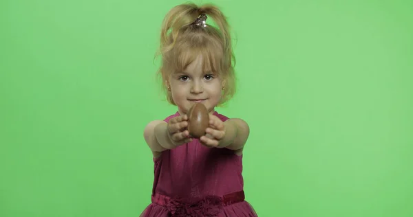 Dziewczyna w fioletowej sukni z jajkiem czekoladowym. Szczęśliwego czworo-letniego dziecka. Klucz chrominancji — Zdjęcie stockowe
