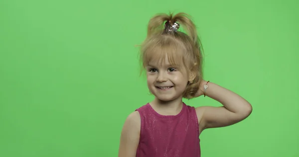 Menina loira positiva em vestido roxo. Criança loira bonita. Chave Chroma — Fotografia de Stock