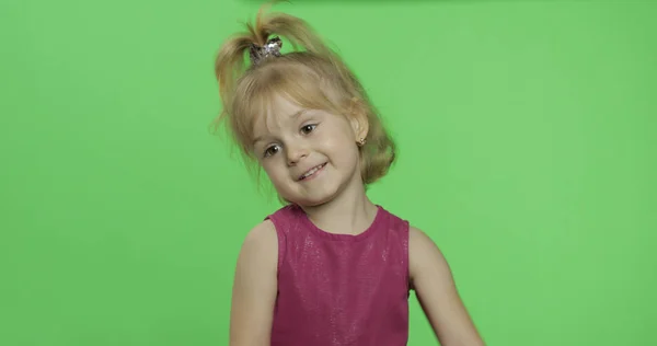 Positieve blonde meisje in paarse jurk. Gelukkig vier jaar oud kind. Chroma Key — Stockfoto