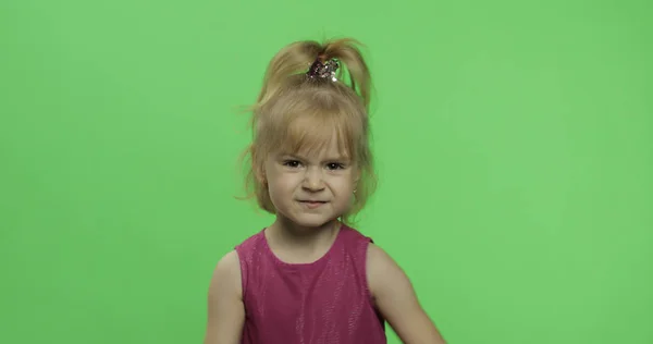 Besviken blond flicka i lila klänning. Söt liten blondin barn. Chroma Key — Stockfoto