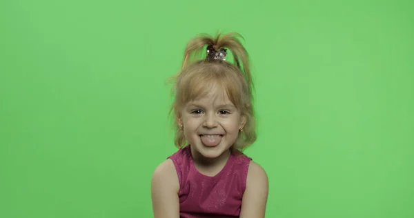 Menina positiva olhando para uma câmera e mostra a língua. Criança feliz. Chave Chroma — Fotografia de Stock