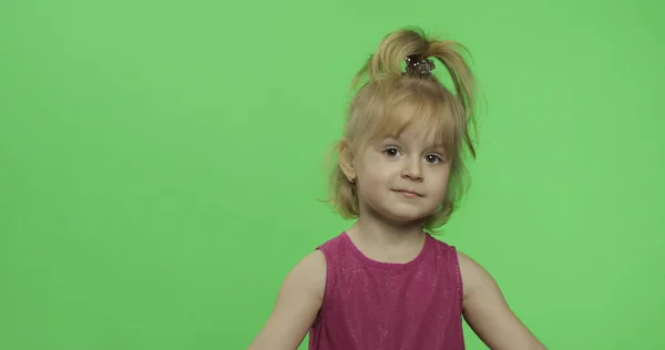 Menina loira positiva em vestido roxo. Criança loira bonita. Chave Chroma — Fotografia de Stock