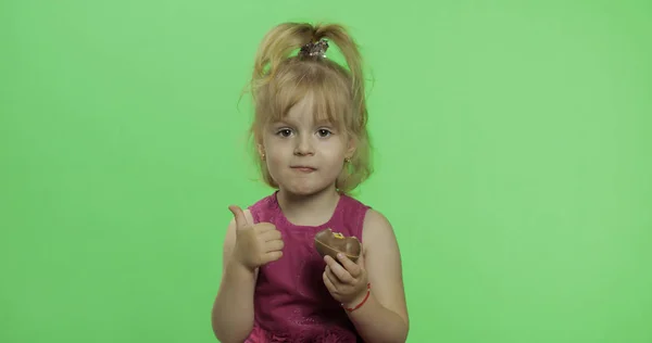Çikolatalı yumurtalı mor elbiseli kız. Mutlu dört yaşında çocuk. Renk Anahtarı
