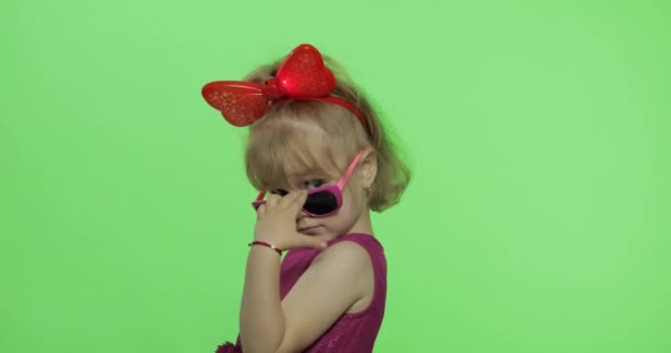 Mor elbise, güneş gözlüğü ve kırmızı kurdele ile dans eden kız. Renk Anahtarı — Stok video
